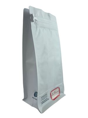 白いクラフト紙のコーヒー包装袋 フラットボタンとマットバーニッシュ